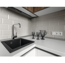 Küchenspüle mit Armatur, Gläsern und Fliesen