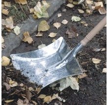 Metallspaten mit Holzgriff zum Umgraben im Garten