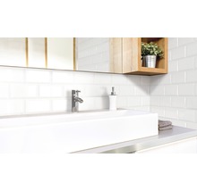 Modernes Badezimmer mit Waschbecken, Armatur, Seifenspender und weißen Fliesen