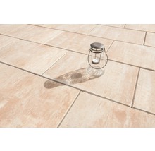 Außenbereich mit rechteckigen Pflastersteinen und Windlicht