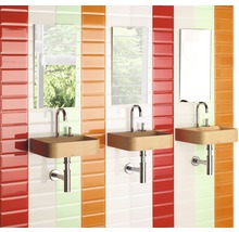 Badezimmergestaltung mit Waschbecken, Spiegel und farbigen Wandfliesen