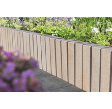 Beetbegrenzung aus Beton mit vertikalen Rillen im Garten