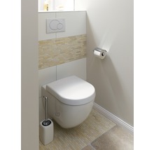 Hänge-WC im Badezimmer mit Betätigungsplatte, Toilettenpapierhalter und WC-Bürste