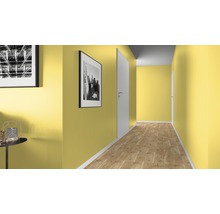 Flur mit gelben Wänden, Holzboden und weißen Türen.