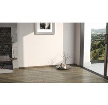 Heller Raum mit Kamin, Holzboden und Terrassentür mit Blick ins Grüne.