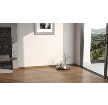 Heller Raum mit Holzboden, gemauertem Kamin und Schiebetür zum Balkon mit Aussicht.