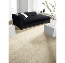 Wohnzimmer mit beigem Teppich und schwarzem Sofa
