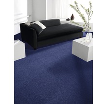 Blauer Teppichboden in einem hellen Raum mit Sofa und Tisch