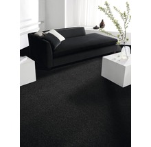 Innenraum mit anthrazitfarbenem Teppichboden und schwarzem Sofa