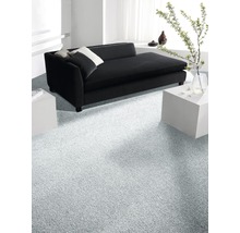 Heller Teppichboden in einem hellen Raum mit Sofa und Tisch