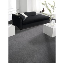 Grauer Teppich in einem Wohnzimmer mit Sofa und Tischen.