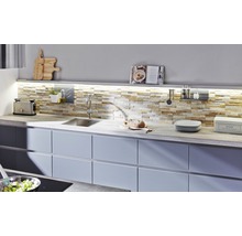 Küchenzeile mit Spüle, Armatur, Küchenutensilien und Dekorartikeln