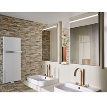 Badezimmer mit Doppelwaschtisch, Spiegel mit Beleuchtung und Heizkörper