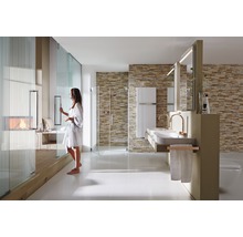 Helles Badezimmer mit Doppelwaschbecken, Dusche und Kamin für ein modernes und entspannendes Ambiente