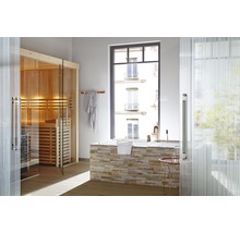 Badezimmer mit Sauna, Badewanne und Fenster mit Blick auf ein Gebäude