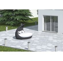 Terrasse mit Gartenmöbeln und Aussenleuchten