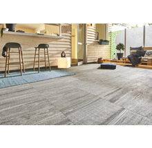 Terrasse mit grauen Bodenfliesen, Barhockern und Holzverkleidung