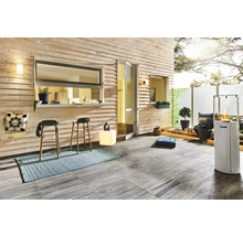 Terrasse mit Holzverkleidung, Barhockern, Teppich und Terrassenofen