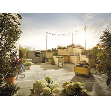 Gestalteter Dachgarten mit Holzelementen, Grill und Pflanzen