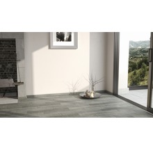 Heller Raum mit modernem Design, Fliesenboden und Blick ins Grüne