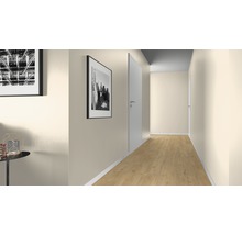 Flur mit Laminatboden, weißen Türen und gerahmten Bildern an der Wand