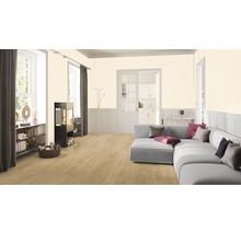 Helles Wohnzimmer mit Sofa, Bücherregal und Holzboden