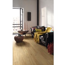 Wohnzimmer mit Holzboden, Couch und dekorativen Elementen für ein gemütliches Ambiente