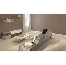 Wohnzimmer mit Sofa, Tisch und Kommode