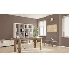 Büro mit Schreibtisch, Regal und Büromaterialien