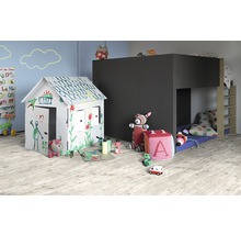 Kinderzimmer mit Hochbett und bemalter Spielhütte aus Karton