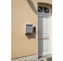 Briefkasten und Gegensprechanlage neben einer Haustür