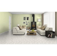 Wohnzimmer mit Sofa, Kaminofen, Couchtisch und Bodenbelag