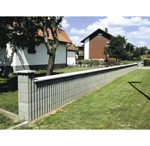 Gartenmauer aus Betonsteinen zwischen zwei Häusern