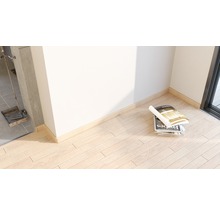 Holzboden mit Fußleiste und Zeitschriftenstapel