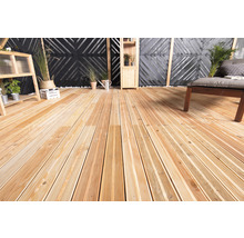 Außenbereich mit Holzboden und verschiedenen Dekorationen wie Pflanzen und Möbeln.