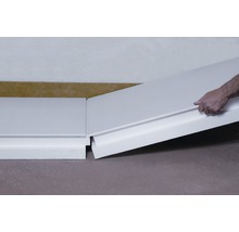 Szene zeigt die Installation von Sockelleisten mit Wärmedämmung.