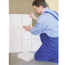 Fliesenleger bei der Arbeit mit Wandfliesen