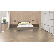 Helles Schlafzimmer mit Doppelbett, Nachttischen und großem Schrank