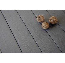 Terrassendielen aus Holz mit Dekoration
