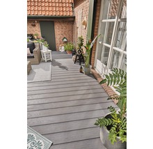 Terrasse mit grauen Terrassendielen, Gartenmöbeln und Pflanzen