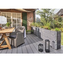 Terrasse mit Holzgartenmöbeln, Pflanzkasten und dekorativen Laternen