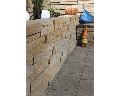 Gartenmauer aus Stein mit Dekoration und Pflastersteinen
