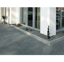 Außenbereich mit Pflastersteinen, Randsteinen und Kiesbeet