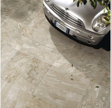 Bodenfliesen im Außenbereich mit Auto