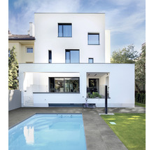 Modernes Haus mit Pool und Terrassenfliesen im Außenbereich.
