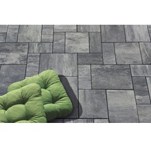 Graue Pflastersteine mit zwei Sitzkissen