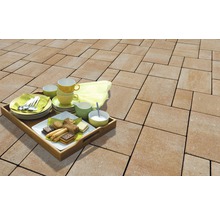 Terrasse mit Betonpflastersteinen und Tablett mit Geschirr und Gebäck