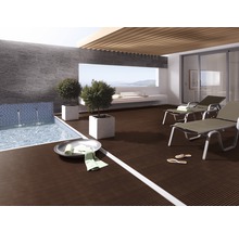 Terrasse mit Pool, Liegestühlen und Holzboden