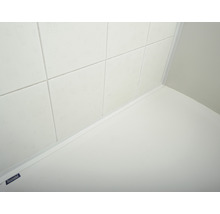 Detailaufnahme einer Ecke mit Fliesen und Dichtungsband im Badezimmer