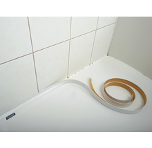 Badezimmerabdichtung mit selbstklebendem Dichtungsband auf Badewanne